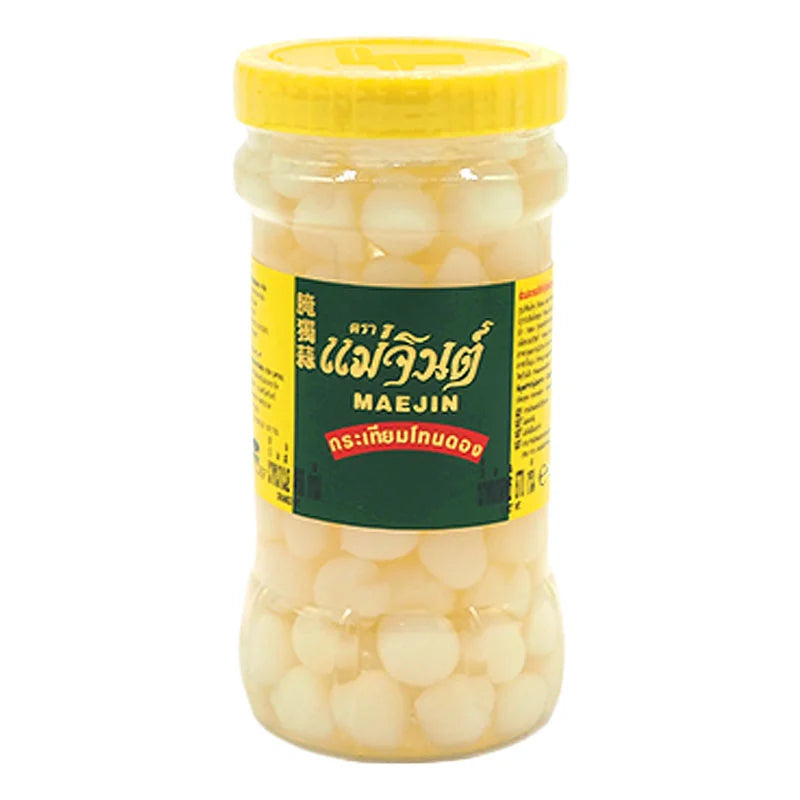 MAE JIN Garlic Tone Pickle in 870g jar, showing fresh garlic slices preserved in tangy pickling brine.