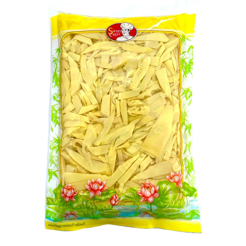 Smart Chef Baby Bamboo Shoot in brine, 900g, fresh and tender bamboo shoots packed in a clear jar with a label.