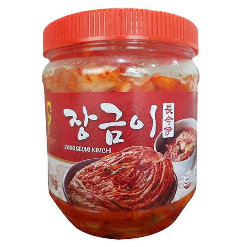 JANG GEUMI Kimchi 1 kg jar with fermented Korean cabbage and spices, ready for serving.