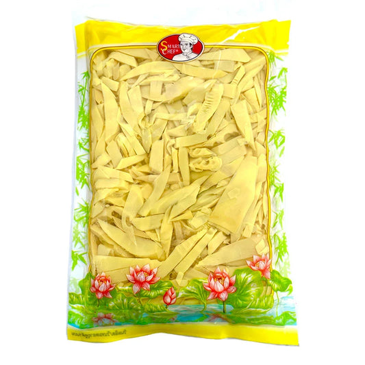 Smart Chef Baby Bamboo Shoot in brine, 900g, fresh and tender bamboo shoots packed in a clear jar with a label.