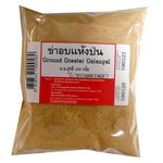 Dry ground galangal in a clear jar, labeled MAKRO, 200g, used for cooking in Asian dishes.