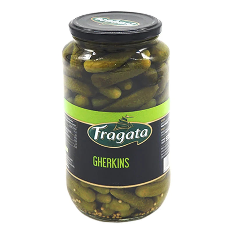 FRAGATA Gherkin Pickles in a 935g jar, showing fresh, crunchy pickles with green gherkin cucumbers and brine liquid.